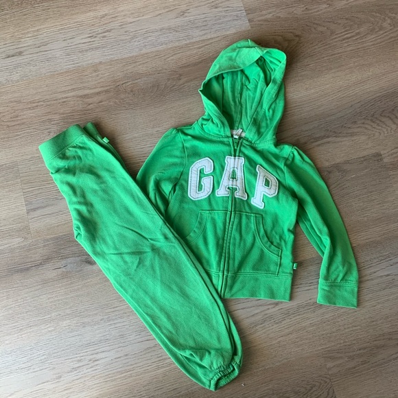 Gap girls sweatshirt sweatpants outfit 4 & 5 green